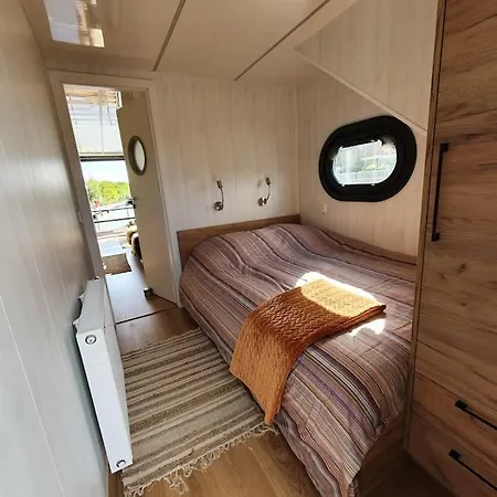 Bådhotel Modern, Brand New Houseboat Near Amsterdam *