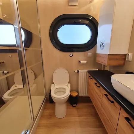 Botel Modern, Brand New Houseboat Near Amsterdam