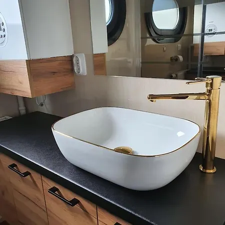 Botel Modern, Brand New Houseboat Near Amsterdam *