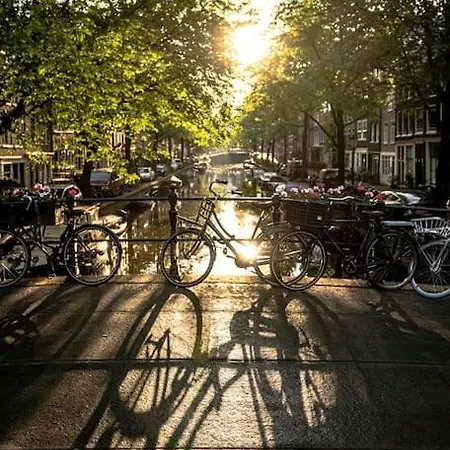 Botel Modern, Brand New Houseboat Near Amsterdam Monnickendam